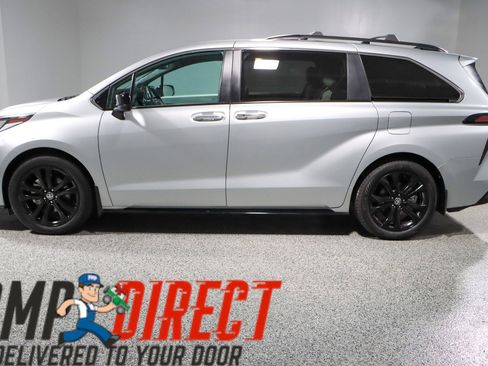 Used 2024 Toyota Sienna XSE w/ XSE Plus Package image 10