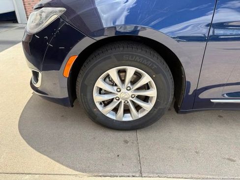 Used 2020 Chrysler Pacifica Touring-L FWD image 13