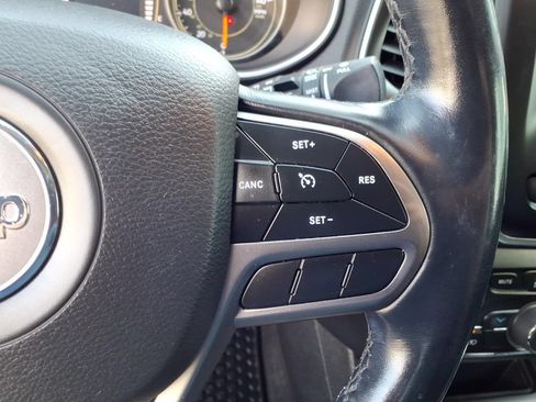 Used 2020 Jeep Cherokee Latitude Plus w/ Cold Weather Group AWD/4WD image 22
