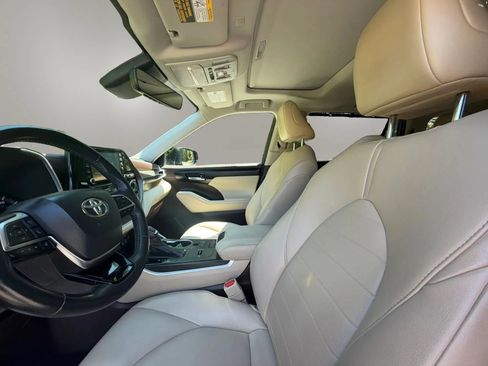 Used 2021 Toyota Highlander XLE FWD image 16