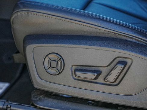 Used 2020 Audi Q3 2.0T Premium image 25