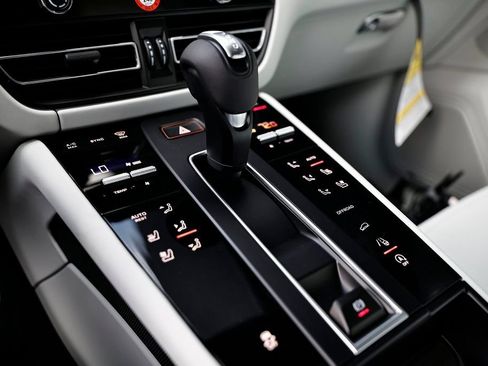 Certified 2026 Porsche Macan AWD/4WD image 42