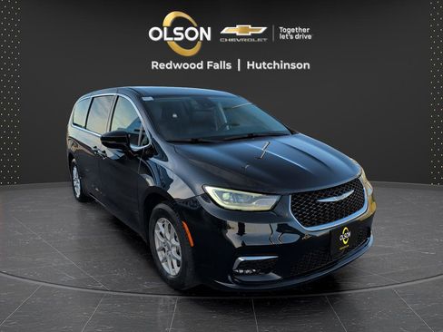 Used 2024 Chrysler Pacifica Touring-L image 7