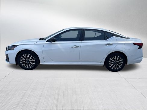 Used 2025 Nissan Altima 2.5 SV FWD image 4