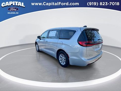 Used 2024 Chrysler Pacifica Touring-L image 6