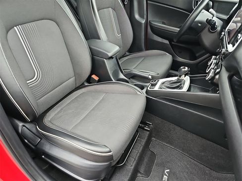 Used 2022 Hyundai Venue Limited w/ Cargo Package image 10