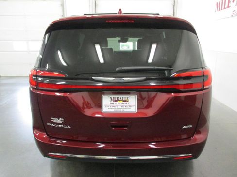 Used 2022 Chrysler Pacifica Touring-L image 5