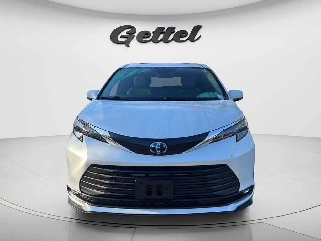 Certified 2025 Toyota Sienna XLE FWD image 2