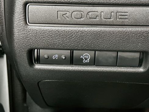 Used 2025 Nissan Rogue S AWD/4WD image 17