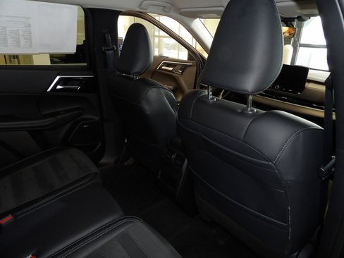 Used 2025 Mitsubishi Outlander SE image 16