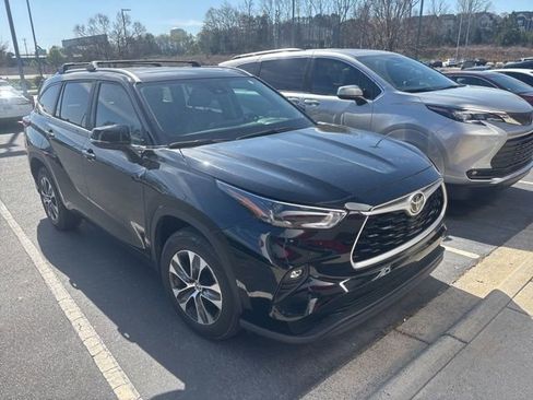 Used 2023 Toyota Highlander XLE image 3