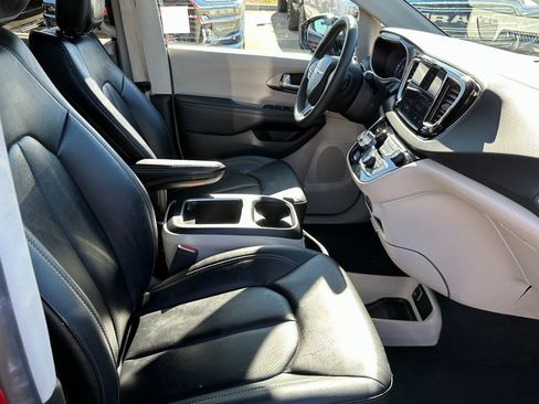 Certified 2024 Chrysler Pacifica Touring-L image 13