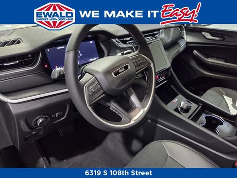 New 2025 Jeep Grand Cherokee Altitude image 5