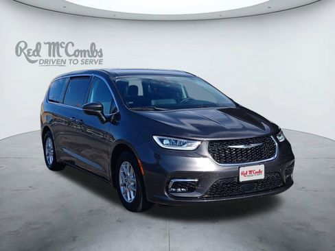 Used 2023 Chrysler Pacifica Touring-L image 7