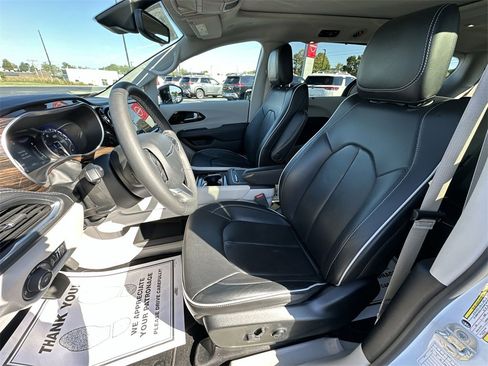 Used 2024 Chrysler Pacifica Limited image 11