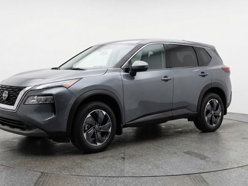 Used 2025 Nissan Rogue SV image 3