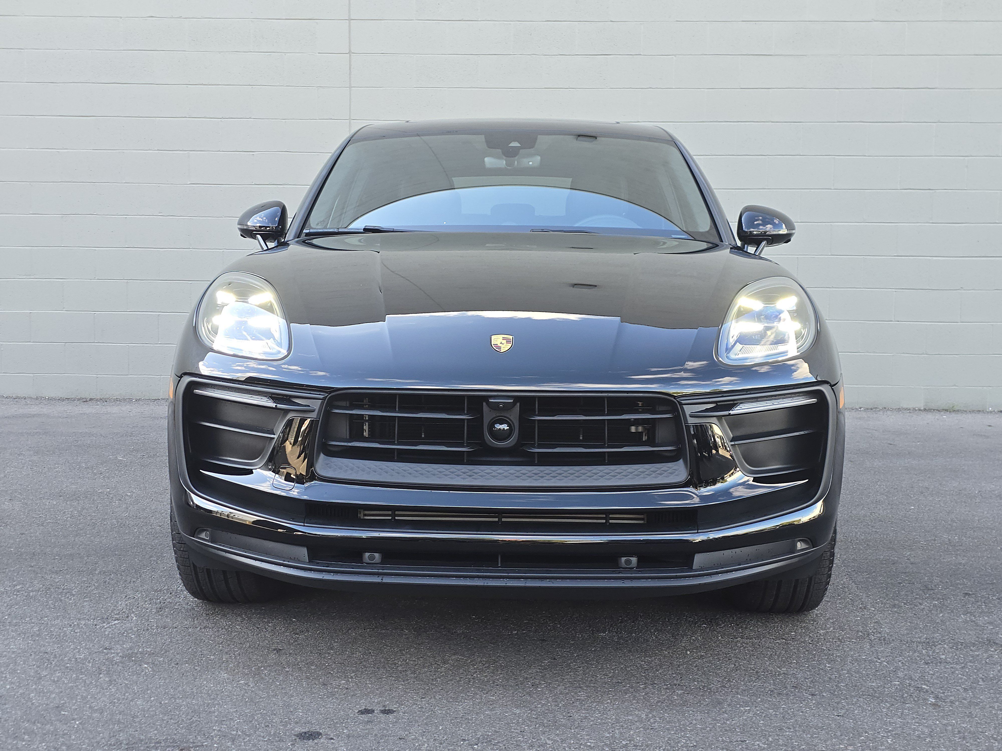 Certified 2025 Porsche Macan AWD/4WD image 6