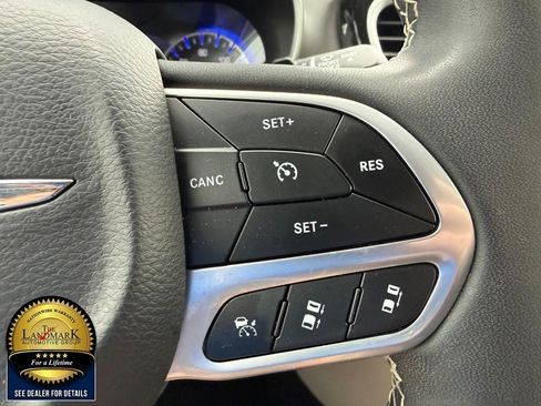 Used 2024 Chrysler Pacifica Touring-L FWD image 11