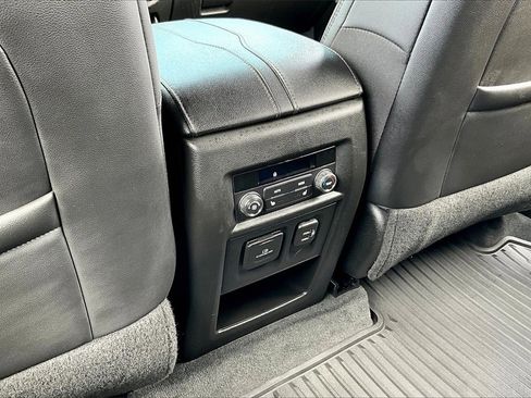 Used 2023 Chevrolet Traverse High Country image 34