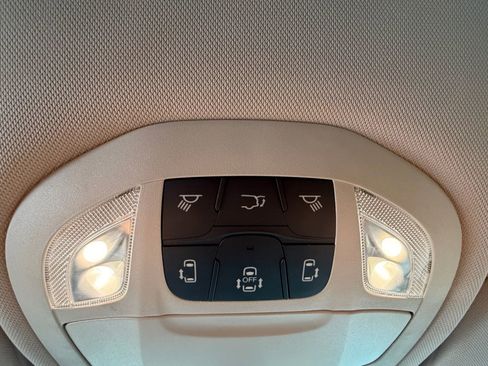 Used 2022 Chrysler Voyager LX image 26