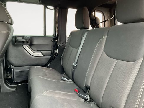 Used 2015 Jeep Wrangler Unlimited Rubicon w/ Connectivity Group image 15