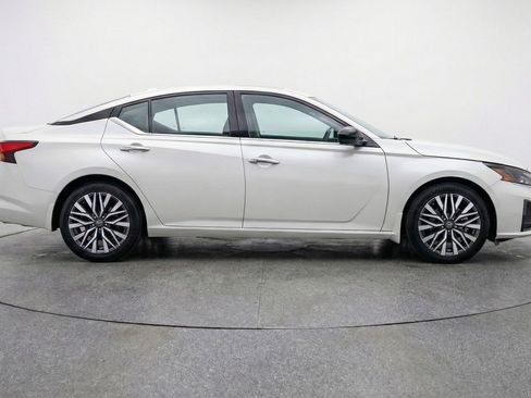 Used 2025 Nissan Altima 2.5 SV image 11