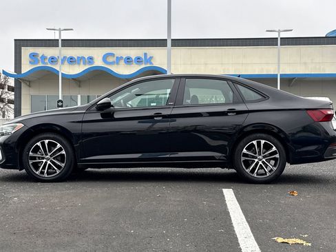 Used 2023 Volkswagen Jetta Sport image 2