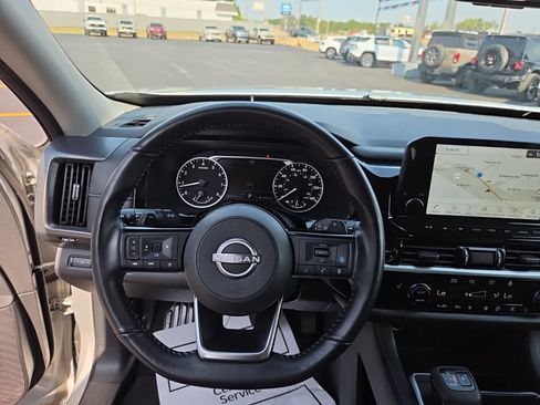 Used 2025 Nissan Pathfinder SL AWD/4WD image 13