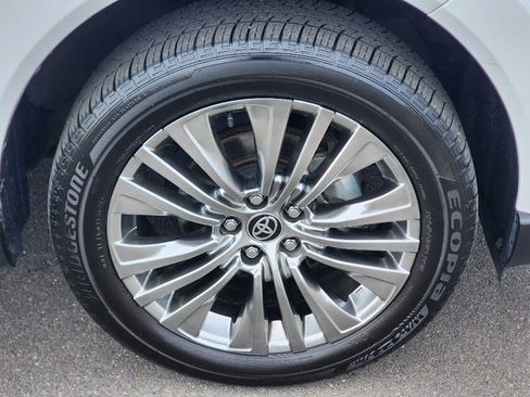 Used 2024 Toyota Venza XLE image 9