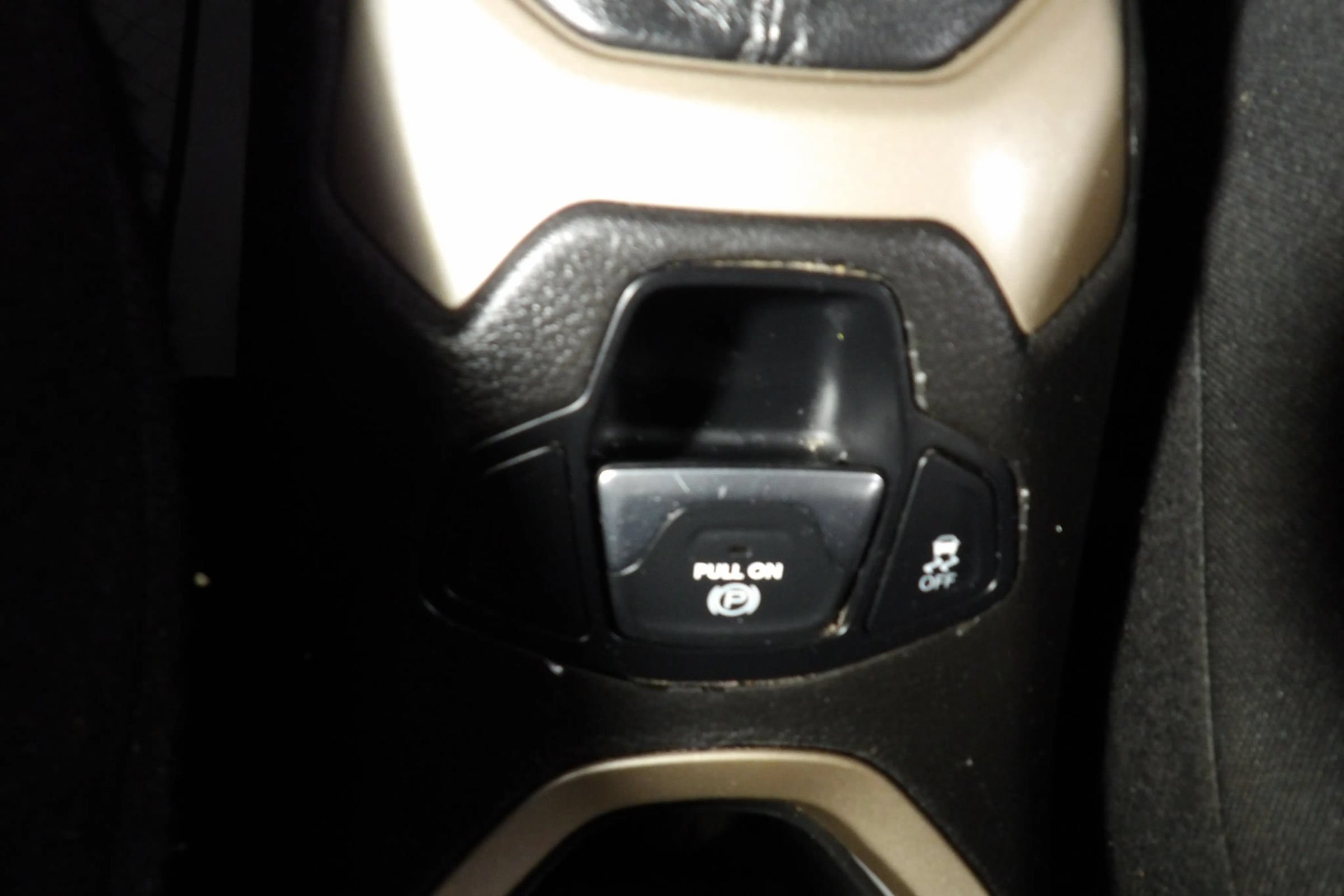 Used 2017 Jeep Renegade Latitude w/ Cold Weather Group AWD/4WD image 16