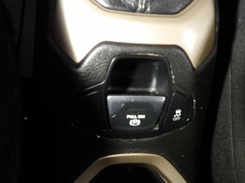 Used 2017 Jeep Renegade Latitude w/ Cold Weather Group AWD/4WD image 16