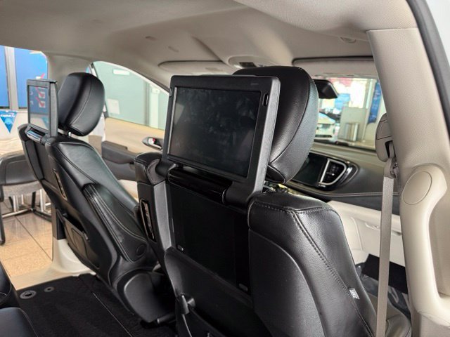 Used 2022 Chrysler Pacifica Touring-L w/ Uconnect Theater Family Group FWD image 25