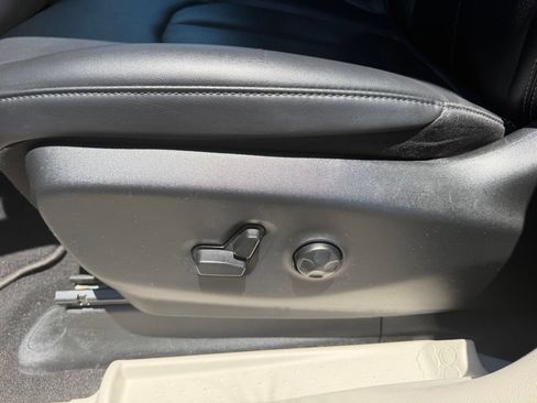 Used 2024 Chrysler Pacifica Touring-L FWD image 16