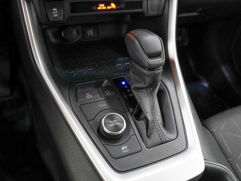 Used 2025 Toyota RAV4 XLE AWD/4WD image 22