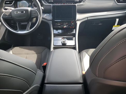 New 2025 Jeep Grand Cherokee Altitude image 22