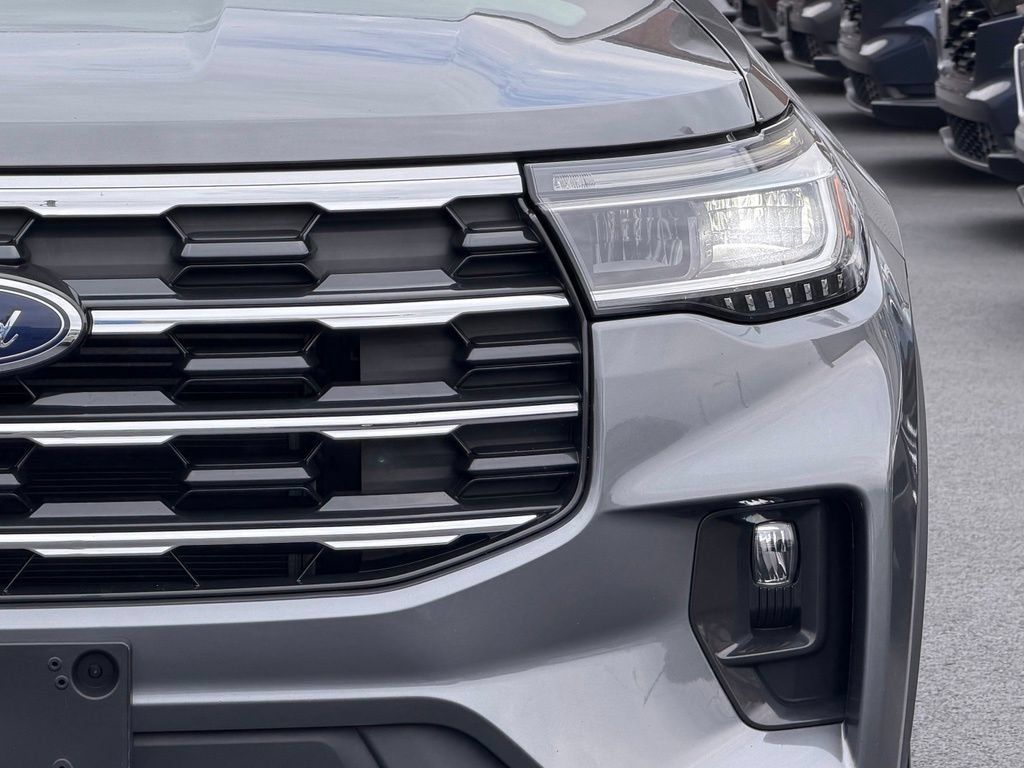Used 2025 Ford Explorer Active w/ Active Comfort Package AWD/4WD image 2