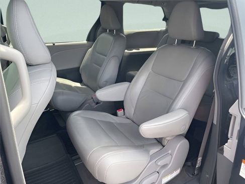 Used 2018 Toyota Sienna XLE w/ XLE Navigation Package AWD/4WD image 17