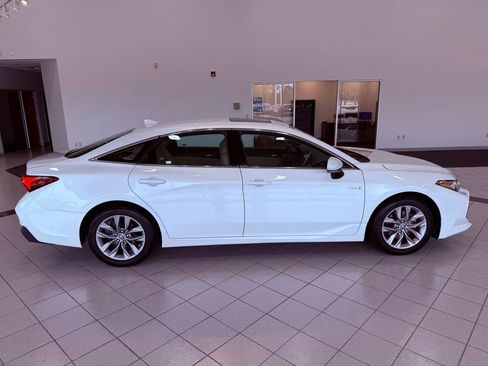 Used 2021 Toyota Avalon XLE w/ Moonroof Package image 13