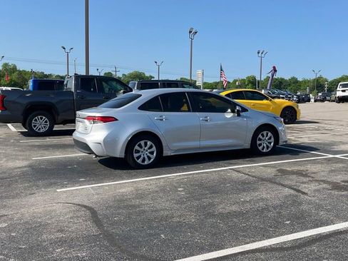 Used 2025 Toyota Corolla LE image 3