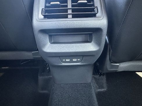 New 2025 Volkswagen Tiguan SE image 8