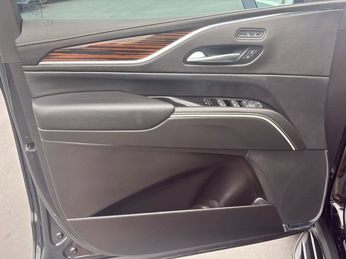 Used 2024 Cadillac Escalade ESV Luxury RWD image 12