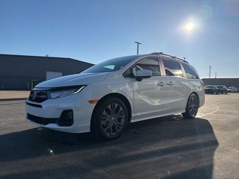 Used 2025 Honda Odyssey Touring image 3