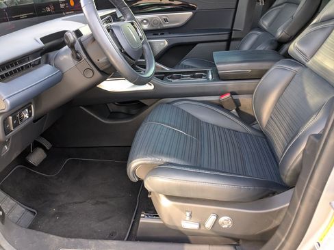 Used 2025 Lincoln Nautilus Reserve image 9