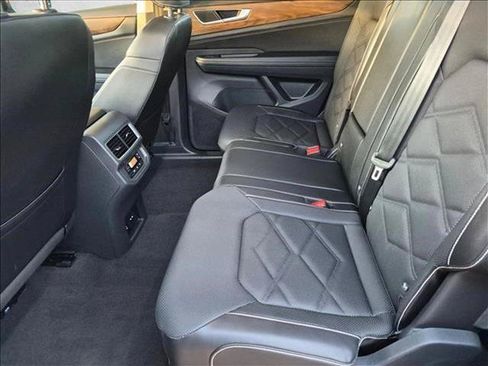 Used 2024 Volkswagen Atlas SE FWD image 17