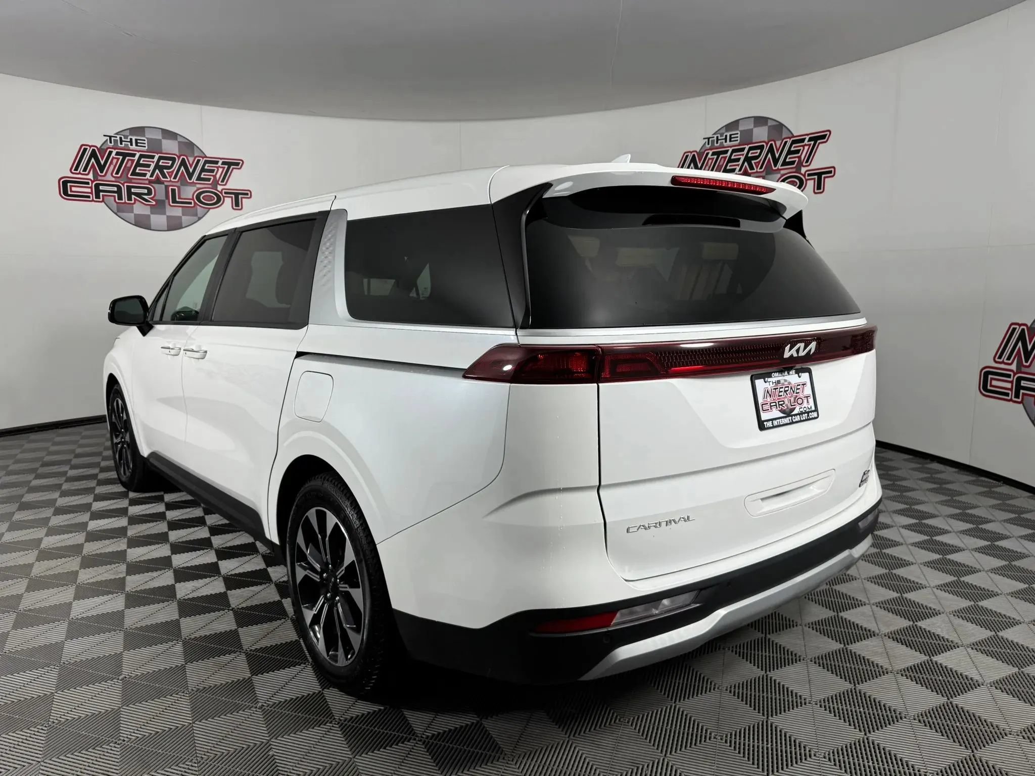 Used 2024 Kia Carnival EX FWD image 5
