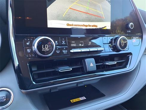 Used 2023 Toyota Highlander Limited image 18