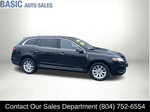 Used 2019 Lincoln MKT AWD image 3