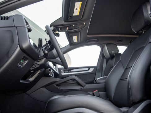 Certified 2025 Porsche Cayenne E-Hybrid Coupe image 22