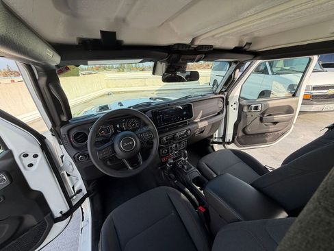 Used 2025 Jeep Wrangler Unlimited Rubicon image 18