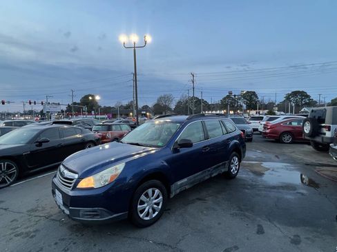 Used 2010 Subaru Outback 2.5i image 3